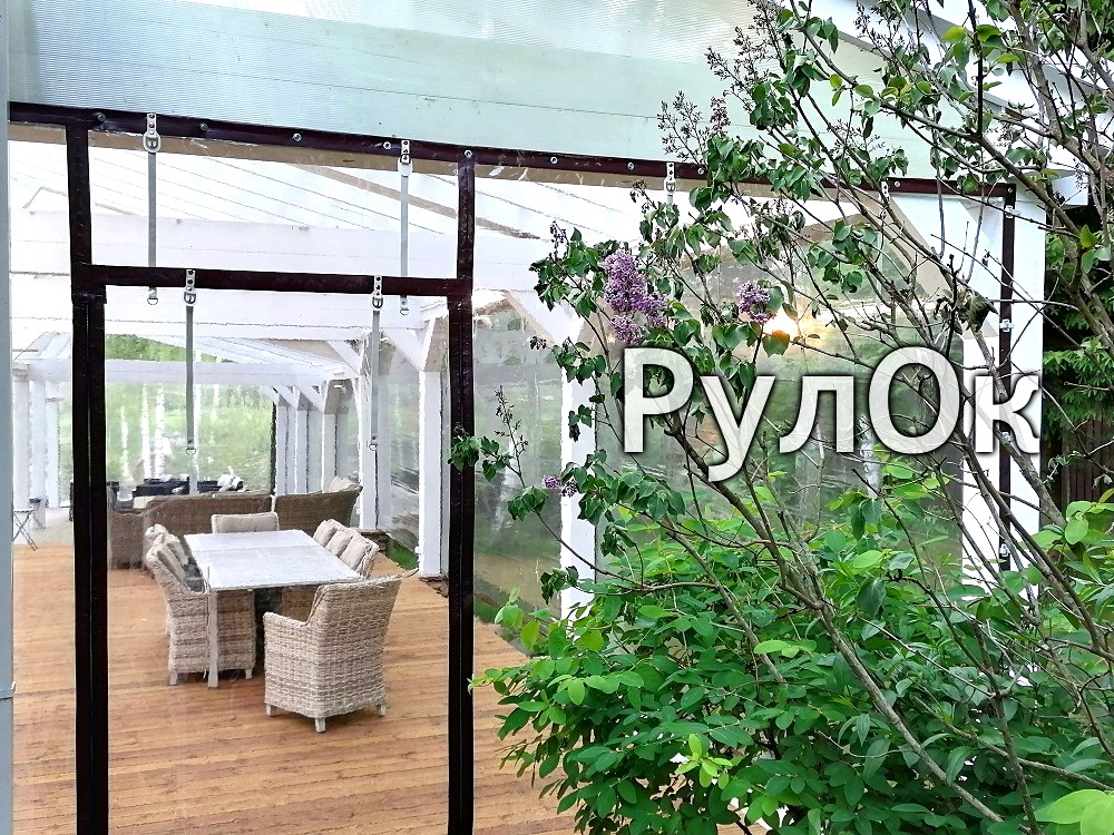 Рулонные-окна-на-белой-беседке